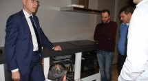 Directeur Martijn Schuurman legt de voordelen van de nieuwe wasmachine uit. Foto en tekst Erik Driessen