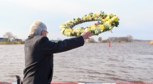 Henk Beens werpt krans in het Zwartewater. Foto's Erik Eenkhoorn